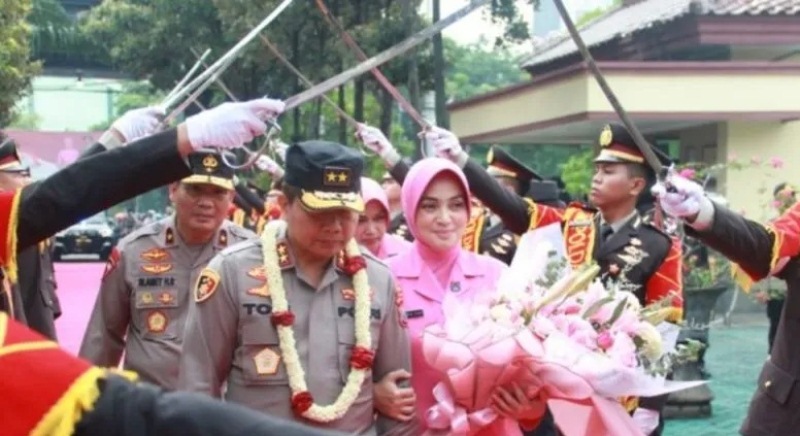 Kapolda Jatim Irjen Pol Toni Harmanto saat upacara pisah sambut di Mapolda setempat, Surabaya, Kamis (20/10/2022).