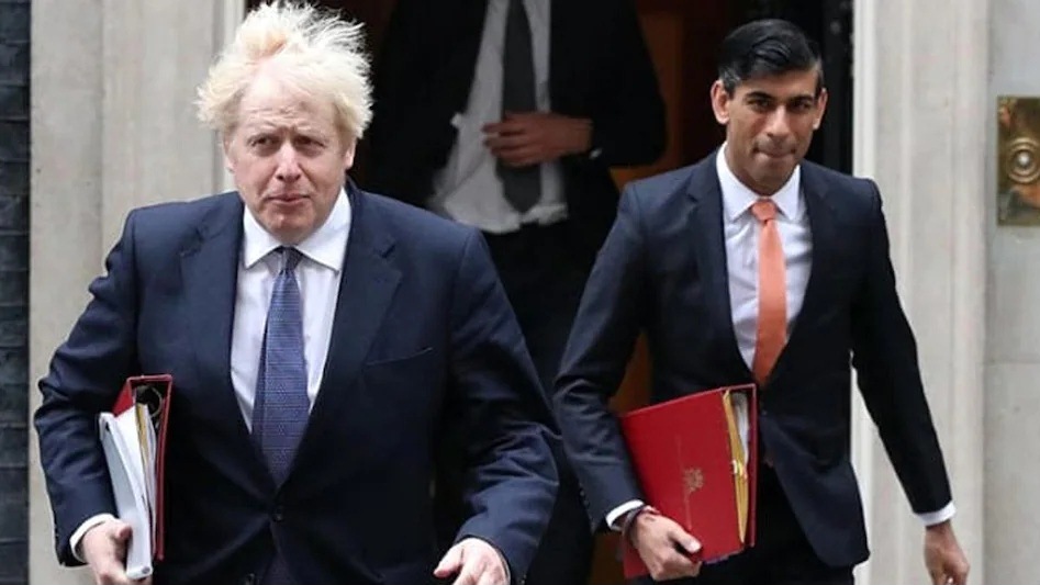 Dulu Boris Johnson (kiri) dan Rishi Sunak (kanan) berada dalam satu gerbong, kini keduanya bersaing untuk menjadi Perdana Menteri Inggris