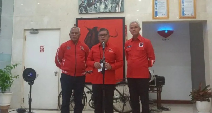Ketua Bidang Kehormatan DPP PDI Perjuangan Komarudin Watubun (kiri), Sekjen PDI Perjuangan Hasto Kritiyanto (tengah), dan Ganjar Pranowo (kanan) saat memberikan keterangan kepada wartawan usai melakukan klarifikasi di Kantor DPP PDI Perjuangan, Jakarta, Senin (24-10-2022).