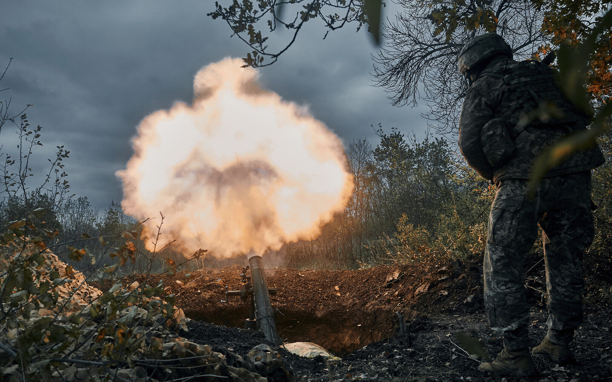 Tentara Ukraina menembaki posisi Rusia dengan mortir di Bakhmut, wilayah Donetsk, Ukraina