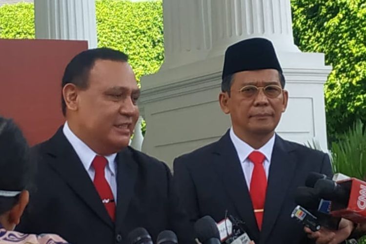Ketua KPK Firli Bahuri dan Wakil Ketua KPK Johanis Tanak memberikan keterangan pers di kompleks Istana Kepresidenan Jakarta, Jumat (28/10/2022)