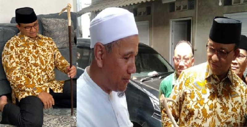 Anies Baswedan  memperlihatkan tongkat tanduk rusa hadiah dari Habib Novel di Solo, Jumat (28/10/2022). 