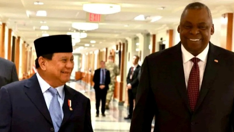 Menteri Pertahanan Prabowo Subianto saat bertemu dengan Menteri Pertahanan Amerika Serikat Lloyd J. Austin III di Gedung Pentagon, Virginia, AS
