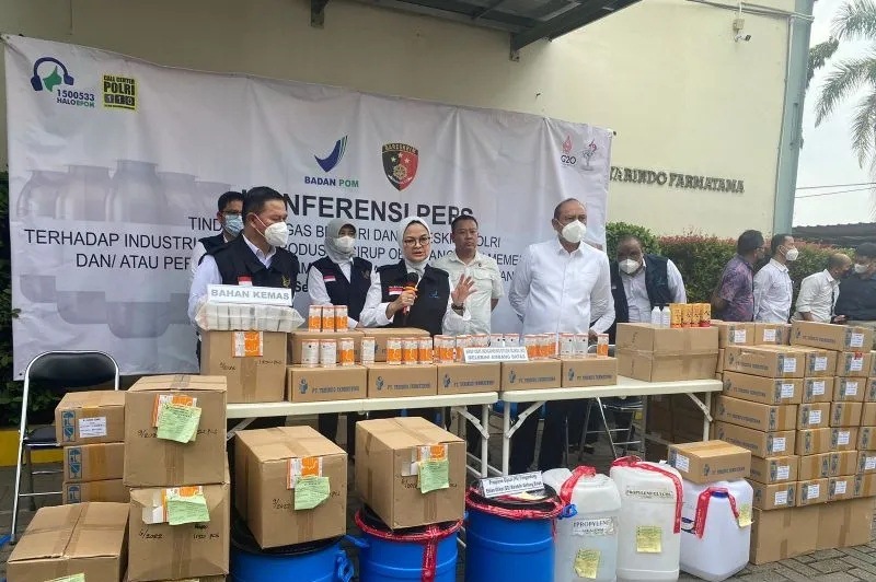Kepala BPOM RI Penny K Lukito (tengah) didampingi Deputi Bidang Penindakan Irjen Pol Agus Nugroho (kiri) dan Direktur Tindak Pidana Tertentu Bareskrim Polri: Brigjen Pol Pipit Rismanto (kanan) dalam gelar perkara dugaan pencemaran obat sirop di PT Yarindo Farmatama Jalan Modern Industri IV Kav. 29, Cikande, Serang, Banten, Senin (31/10/2022). (Ant) 