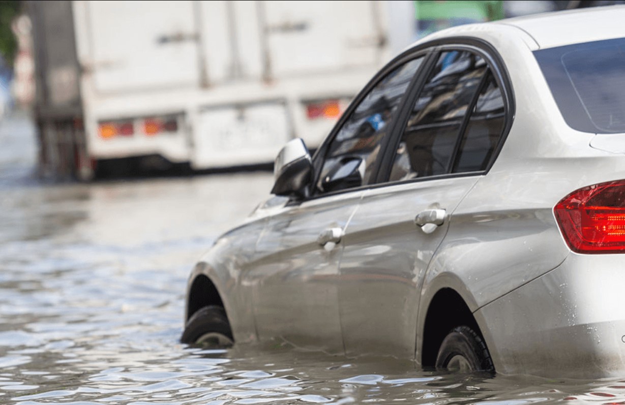 risiko mobil menerjang Banjir