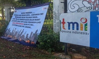 Karyawan TMII Pasang Spanduk Minta PT TWC Bayarkan Pesangon