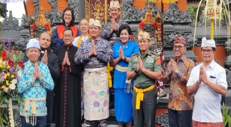 Kepala Staf TNI Angkatan Laut (Kasal) Laksamana TNI Yudo Margono menandatangani prasasti peresmian Pura Dharma Segara di Kompleks Balai Samudera, Sunter Kodamar, Jakarta Utara, Kamis (3/11/2022). 