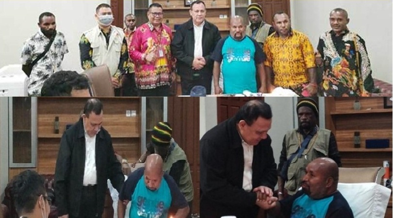 Momen yang menyiratkan keakraban Ketua KPK Firli Bahuri dengan tersangka kasus korupsi Gubernur Papua Lukas Enembe di Papua, Kamis