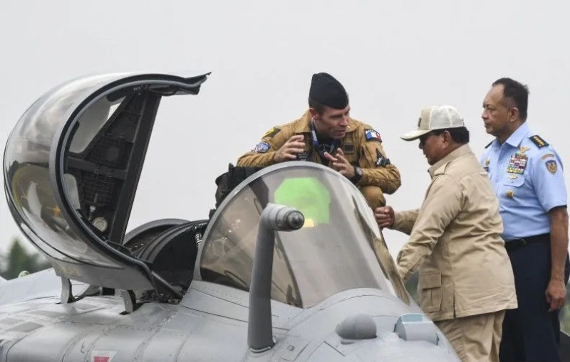 Menteri Pertahanan Prabowo Subianto (tengah) didampingi Kepala Staf Angkatan Udara (Kasau) Marsekal TNI Fadjar Prasetyo (kanan) berbincang dengan penerbang pesawat tempur Rafale milik Angkatan Udara dan Antariksa Prancis 