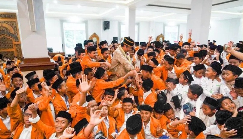 Menko Perekonomian Airlangga Hartarto saat disambut ribuan santri Pondok Pesantren Salafi Terpadu Darusyifa Al-Fitroh Yaspida Kabupaten Sukabumi, Jawa Barat pada Sabtu, (5/11). (Ant) 