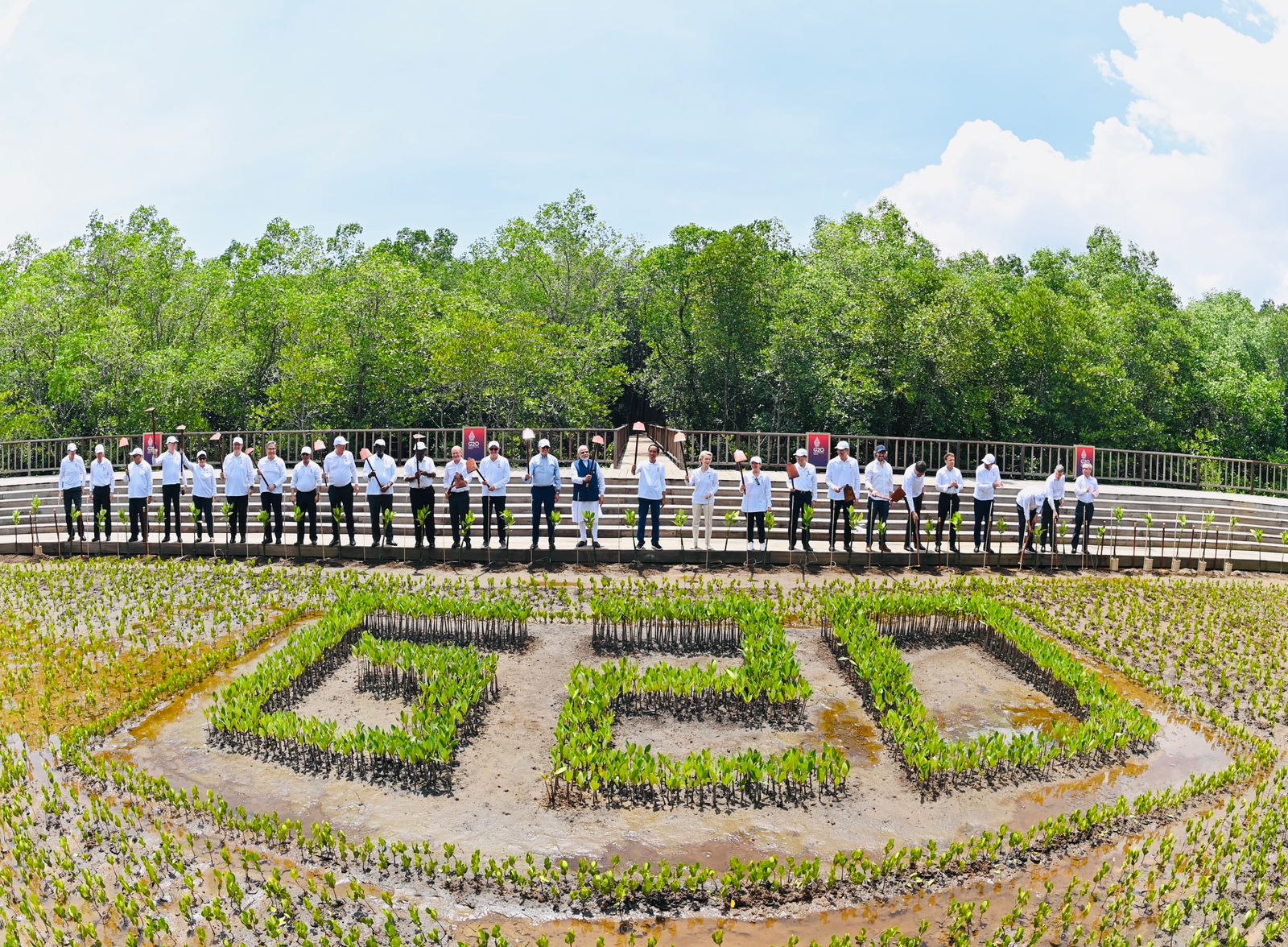 Presiden Joko Widodo mengajak pemimpin G20  mengunjungi Taman Hutan Raya (Tahura) Ngurah Rai, Provinsi Bali, Rabu (16/11/2022).