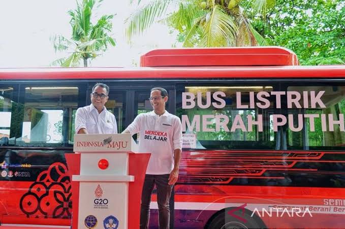 Mendikbudristek Nadiem Anwar Makarim (kanan) dan Menhub Budi Karya Sumadi meluncurkan bis listrik Merah Putih di Bali, Minggu.