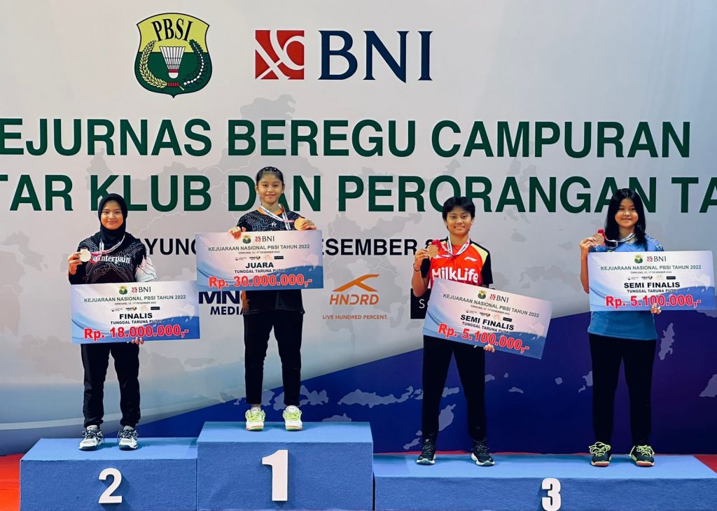 Wening Avriani Sabrina dan Zahra Rahma Kartina dari Pengprov PBSI Banten di podiun juara kategori tunggal taruna putri BNI Kejurnas PBSI 2022.(ist)