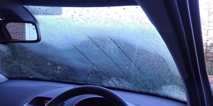 Cara Menghilangkan Embun Pada Kaca Mobil