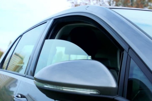 Cara Menghilangkan Embun Pada Kaca Mobil