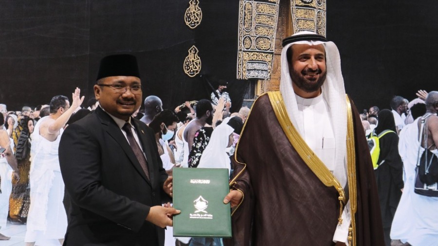 Menag Yaqut Cholil Qoumas terima dokumen MoU terkait kuota jemaah haji dari Menteri Haji Saudi Tawfiq, dengan latar belakang foto Kabah di sela Pameran Haji