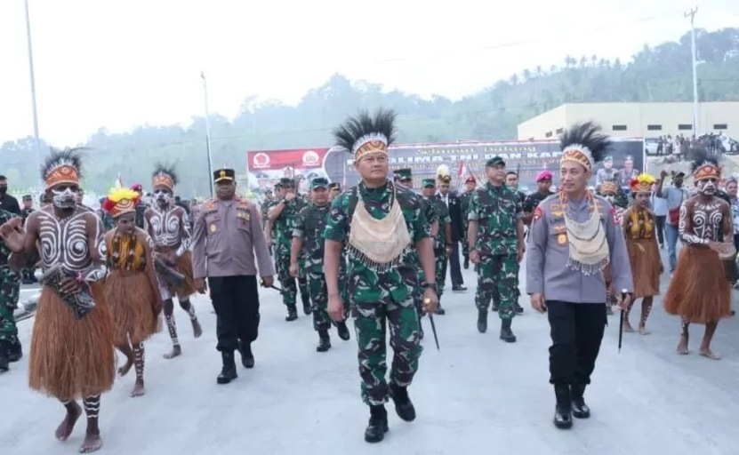 Panglima TNI Laksamana TNI Yudo Margono (kiri) dan Kapolri Jenderal Polisi Listyo Sigit Prabowo dalam kunjungan di Papua