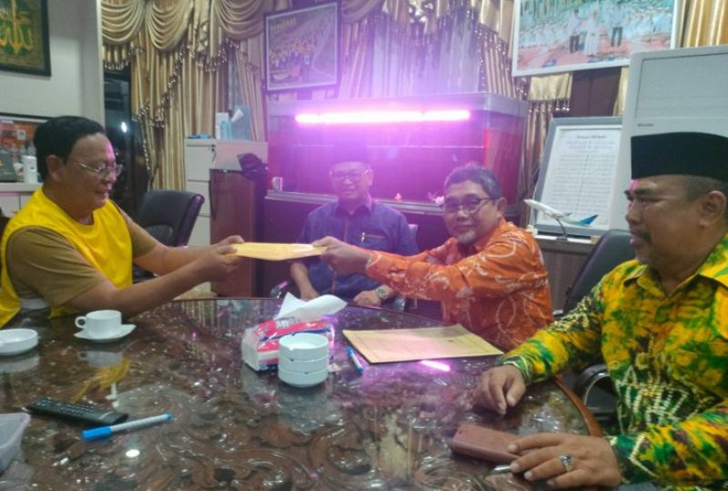 Gubernur Kalimantan Selatan Sahbirin Noor yang akrab disapa Paman Birin (kiri) mengucapkan terima kasih kepada Tim Formatur yang memberi kepercayaan untuk menjadi Ketua Umum Kerukunan Bubuhan Banjar (KBB) Pusat