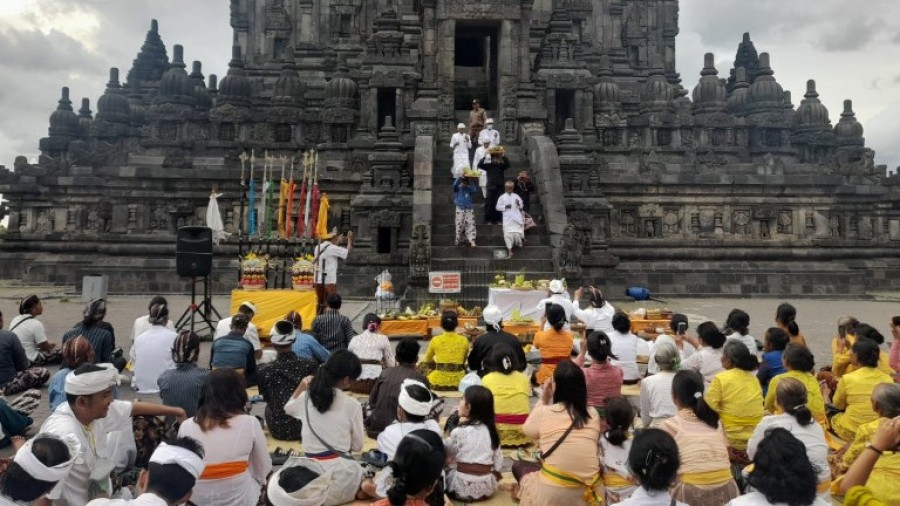 Umat Hindu melakukan persembahyangan Hari Raya Galungan di Candi Prambanan