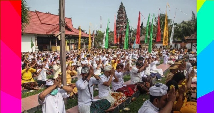 Umat Hindu mengikuti persembahyangan Hari Raya Kuningan di Pura Pitamaha, Palangka Raya, Kalimantan Tengah, Sabtu (14/1/2023). 