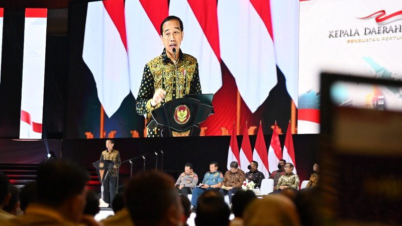 Presiden Joko Widodo menyampaikan arahannya pada Rapat Koordinasi Nasional (Rakornas) Kepala Daerah dan Forum Komunikasi Pimpinan Daerah (Forkopimda) Se-Indonesia di Sentul International Convention Centre (SICC), Kabupaten Bogor, Provinsi Jawa Barat, Selasa, 17 Januari 2023.