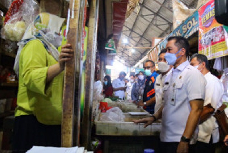 Bupati Kudus Hartopo ketika meninjau Pasar Bitingan untuk memantau harga sembako