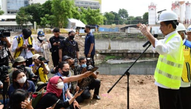 Presiden Joko Widodo menyampaikan keterangan kepada awak media usai meninjau proyek sodetan Kali Ciliwung, Jakarta, pada Selasa, 24 Januari 2023.
