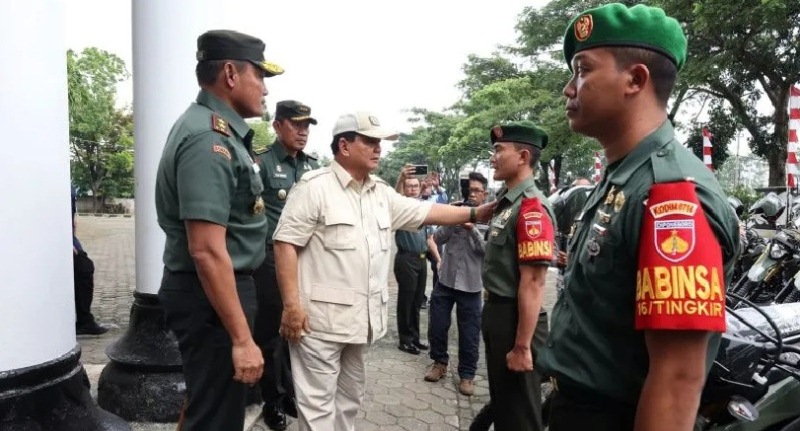 Menteri Pertahanan Prabowo Subianto (tengah) saat menghadiri prosesi penyerahan 100 unit sepeda motor untuk Bintara Pembina Desa (Babinsa) TNI AD wilayah Kodam IV/Diponegoro di Semarang, Jawa Tengah, Rabu (25/1/2023).