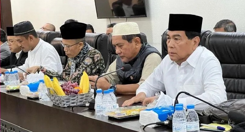 Anggota Komisi VIII DPR RI Achmad (paling kanan) saat melakukan kunjungan kerja dan rapat bersama Panitia Kerja (Panja) Komisi VIII DPR RI dengan pihak penyelenggara haji di Arab Saudi, Kamis (2-2-2023). (Ant)