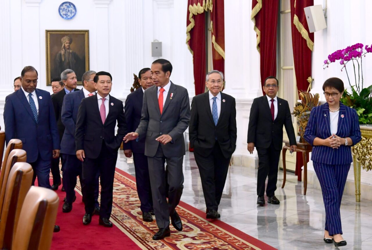 Menteri Luar Negeri (Menlu) Retno Marsudi mendampingi Presiden saat menerima kunjungan kehormatan Menlu ASEAN dan Sekretaris Jenderal ASEAN Istana Merdeka, Jakarta, Jumat (3/2/2023).