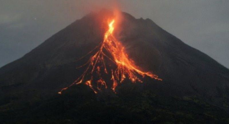 Guguran lava pijar Gunung Merapi terlihat dari Turi, Sleman, D.I Yogyakarta, Jumat (5/3/2021) (Ant)