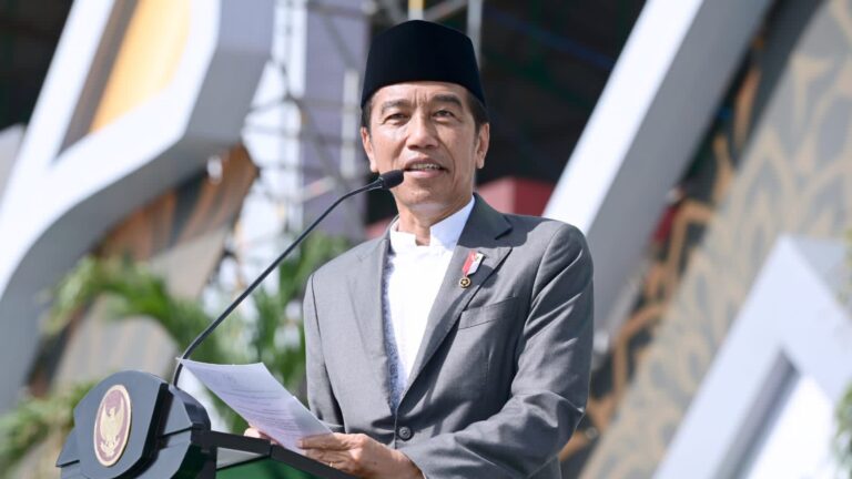 Presiden Joko Widodo menyampaikan sambutannya pada resepsi puncak satu abad Nahdlatul Ulama yang diselenggarakan di Gelora Delta Sidoarjo, Kabupaten Sidoarjo, Provinsi Jawa Timur, pada Selasa, 7 Februari 2023