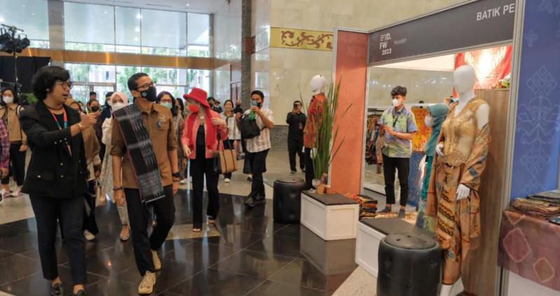 Menparekraf  Sandiaga Salahuddin Uno harapkan industri fesyen jadi tuan rumah di negeri sendiri dalam upaya mendorong kebangkitan ekonomi dan terbukanya lapangan kerja berkualitas