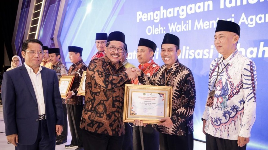 Wakil Menteri Agama Zainut Tauhid Sa’adi memberikan penghargaan pada Rakernas Bimas Islam