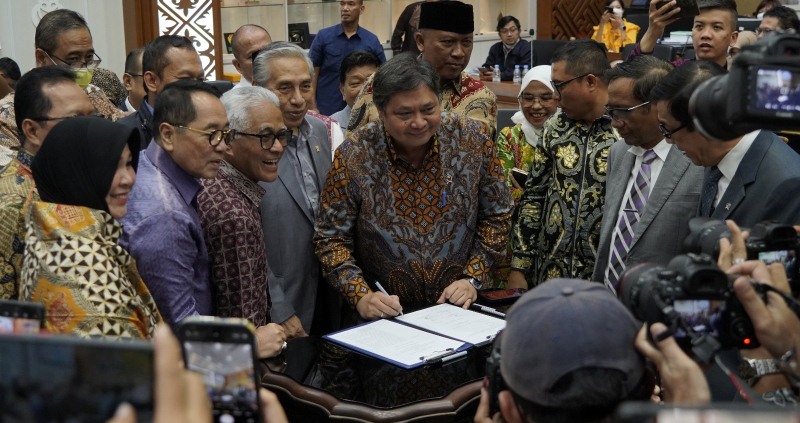 Menteri Koordinator Bidang Perekonomian Airlangga Hartarto melakukan penanda tanganan persetujuan Badan Legislasi DRP RI atas RUU Penetapan Perpu Cipta Kerja menjadi Undang-Undang.