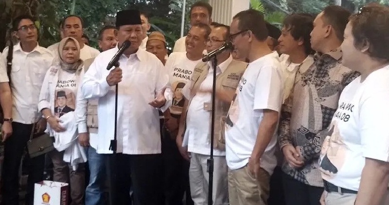 Ketua Umum Partai Gerindra Prabowo Subianto bersama Ketua Umum Jokowi Mania Immanuel Ebenezer memberikan keterangan pers di di kediaman Prabowo, Jalan Kartanegara, Jakarta, Kamis (16/2/2023). (Ant) 