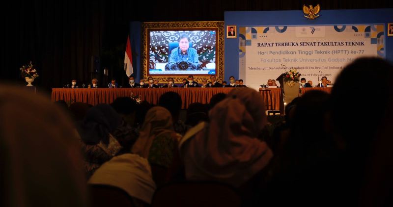 Menko Perekonomian Airlangga Hartarto ketika menyampaikan Pidato Ilmiah dalam Rapat Terbuka Senat Fakultas Teknik Universitas Gajah Mada (FT UGM) – dalam rangka Hari Pendidikan Tinggi Teknik ke-77 secara virtual, di Yogyakarta, Jumat (17/2/2023).