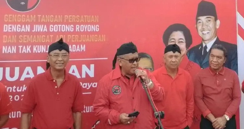 Sekjen PDI Perjuangan Hasto Kristiyanto memberikan pidato untuk menyemangati peserta karnaval budaya di alun-alun Rangkasbitung, Lebak, Banten, Minggu (19/2/2023). (Ant)