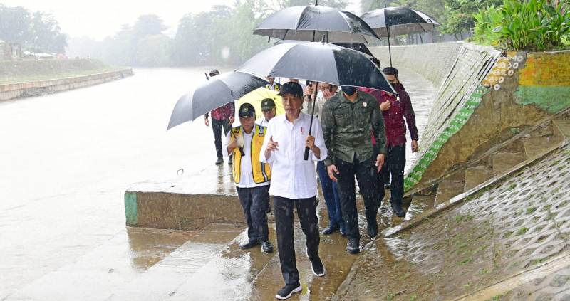 Presiden Joko Widodo meninjau langsung proyek normalisasi Kali Ciliwung yang ada di Jalan Inspeksi Ciliwung, Kecamatan Pancoran, Jakarta Selatan, pada Selasa, 21 Februari 2023. (BPMI Setpres/Muchlis Jr)