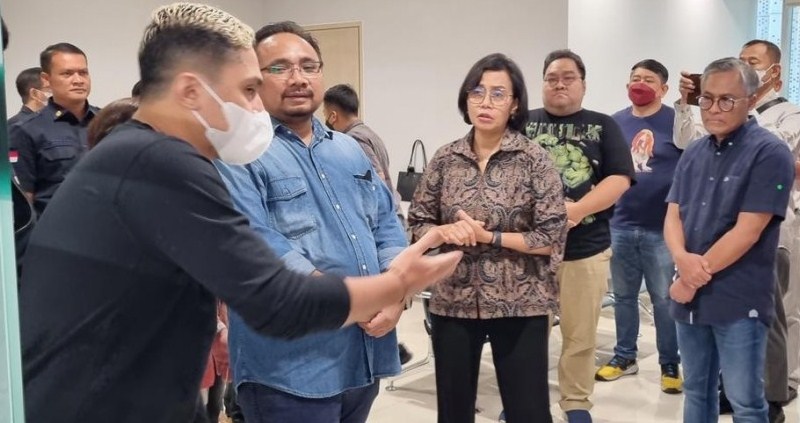Menag Yaqut Cholil Qoumas dan Menkeu Sri Mulyani menjenguk David, Putra Pengurus GP Ansor di Mayapada Hospital, Jakarta