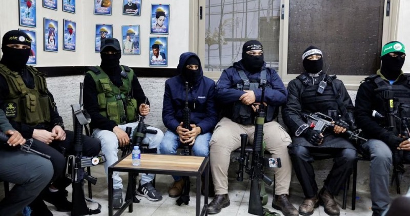 Orang-orang bersenjata Palestina menghadiri konferensi pers untuk mengutuk pertemuan Israel-Palestina yang diselenggarakan oleh Yordania di Aqaba, di kamp pengungsi Jenin, Tepi Barat yang diduduki Israel, 25 Februari 2023.