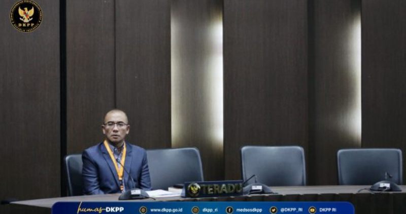 Ketua Komisi Pemilihan Umum (KPU) RI Hasyim Asy’ari menghadiri sidang sebagai pihak teradu dalam persidangan dugaan pelanggaraan kode etik penyelenggara pemilu (KEPP) di Ruang Sidang DKPP RI, Jakarta, Senin (27/2/2023). 