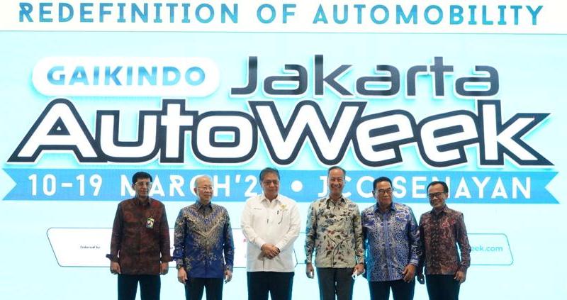 Menteri Koordinator Bidang Perekonomian Airlangga Hartarto saat membuka pameran otomotif GAIKINDO JAW 2023, apresiasi kontribusi industri alat angkutan bagi pertumbuhan ekonomi nasional
