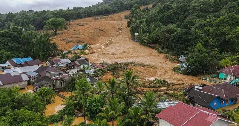 Foto udara bencana tanah longsor di Kecamatan Serasan, Kabupaten Natuna, Kepulauan Riau, Selasa (7/3/2023). (Ant)