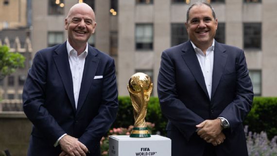 Presiden FIFA Gianni Infantino, kiri, dan presiden CONCACAF Victor Montagliani, kanan, berpose dengan trofi Piala Dunia FIFA dalam sebuah acara di New York pada 16 Juni 2022. 
