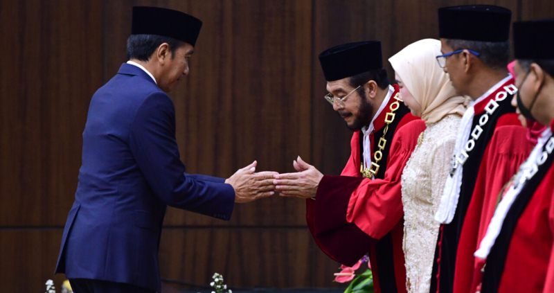 Presiden Joko Widodo menyaksikan secara langsung pengucapan sumpah jabatan Anwar Usman dan Saldi Isra sebagai Ketua dan Wakil Ketua Mahkamah Konstitusi (MK) masa jabatan 2023-2028 di Ruang Sidang Pleno Gedung I MK, Jakarta, pada Senin, 20 Maret 2023. (BPMI Setpres/Lukas)