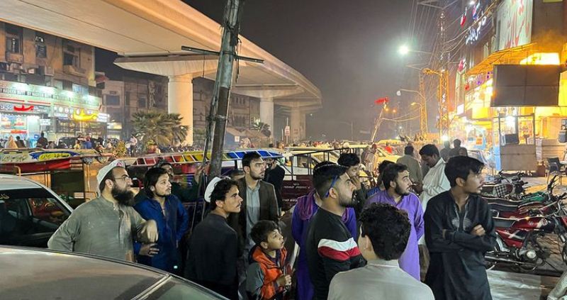 Orang-orang berlarian keluar dari restoran setelah gempa terasa di Lahore, Pakistan
