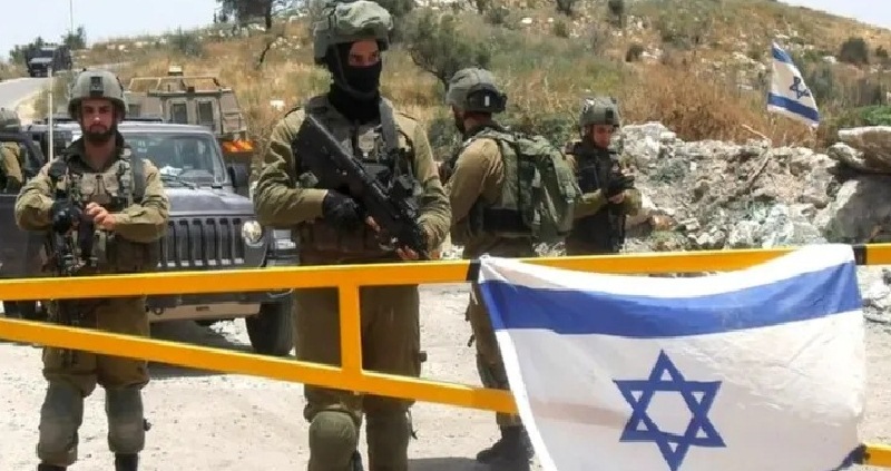 Tentara Israel menjaga jalan menuju Homesh Yeshiva (sekolah agama), yang terletak di bekas koloni Homesh, sebelah barat kota Nablus di Tepi Barat.