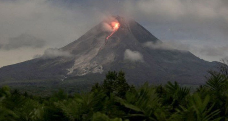 Balai Penyelidikan dan Pengembangan Teknologi Kebencanaan Geologi (BPPTKG) menyatakan Gunung Merapi kini memiliki dua kubah lava aktif dalam satu periode erupsi yang menjadi fenomena pertama kali dalam sejarah.
