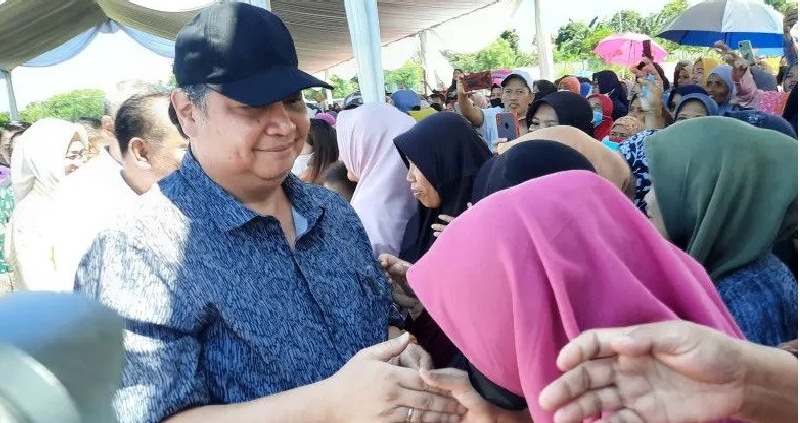 Menteri Koordinator Bidang Perekonomian Airlangga Hartarto saat menyapa warga dalam kegiatan pasar murah di Pagedangan, Kabupaten Tangerang. (Ant)